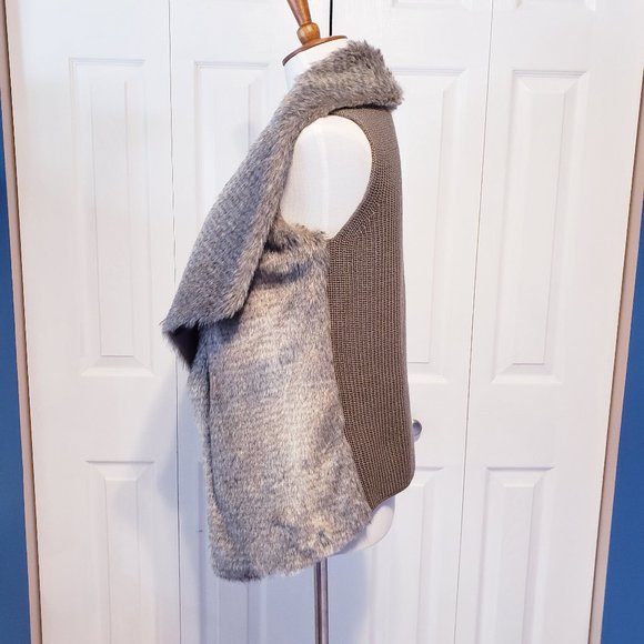 ❤️ 2/$25 … faux fur vest - Picture 2 of 5